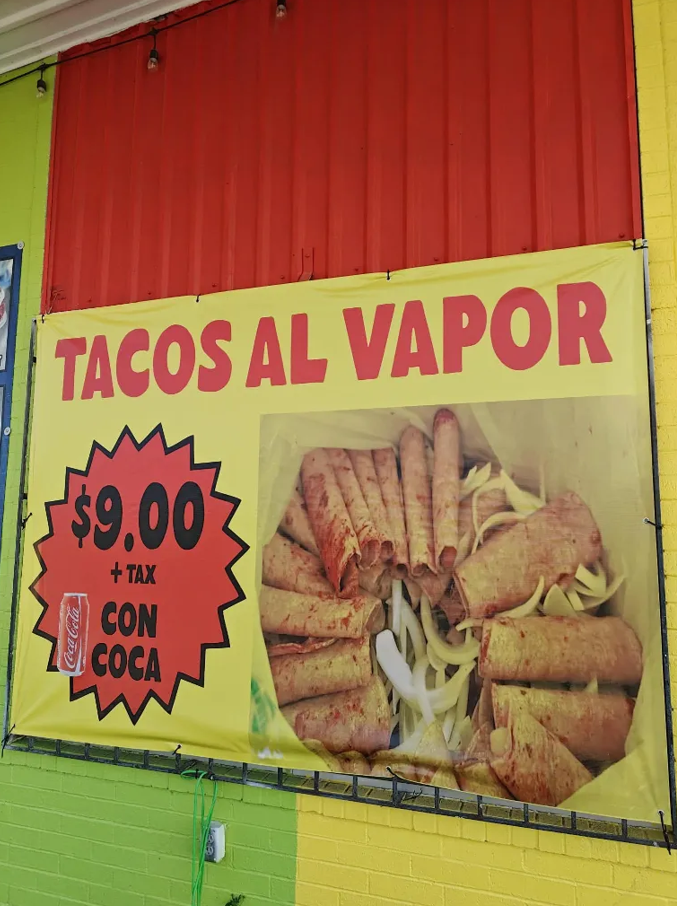 Lona del precio: Tacos al Vapor $9.00 más impuesto con Coca, con foto de los tacos.
